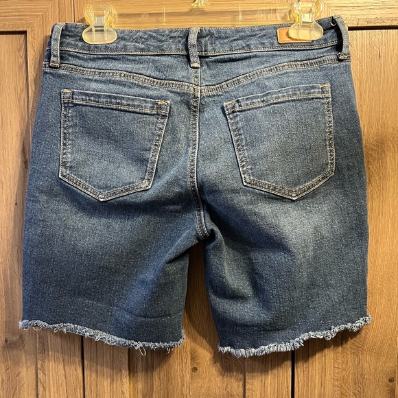 Women's Gabriella Bermuda Mid Rise Distressed Shorts Frayed Hem Sofia Vergara 2 - Picture 2 of 4